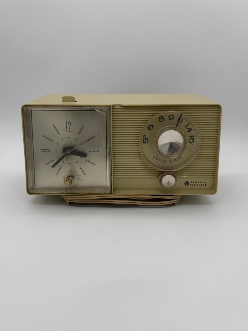 Vintage 1960’s GENERAL ELECTRIC Model C-440A, 5-Tube, AM Radio Alarm Clock Works